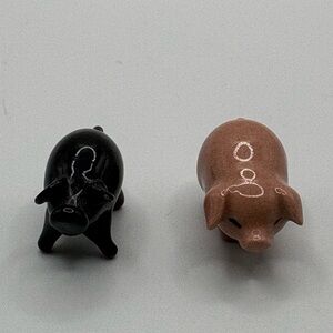 Two Miniature Porcelain Pigs One Pink Hagen Renaker & One Black Unbranded 3/4”